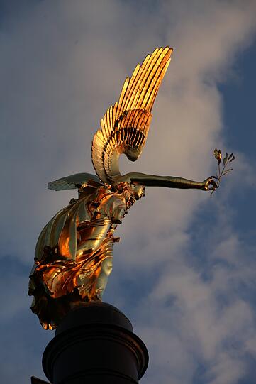 Hier am Friedensengel leuchtet München nicht bloß &ndash; es glänzt sogar golden.