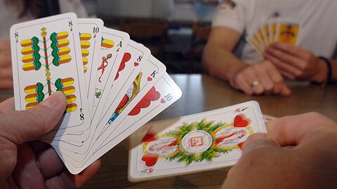 Acht Personen saßen zusammen, drei wurden wegen illegalem Glücksspiel angezeigt.