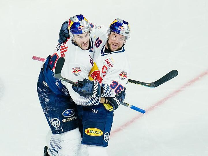 EHC-Torschütze Trevor Parkes (l) feiert mit Jubilar Yannic Seidenberg den Auswärtssieg in Mannheim.