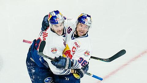 EHC-Torschütze Trevor Parkes (l) feiert mit Jubilar Yannic Seidenberg den Auswärtssieg in Mannheim.