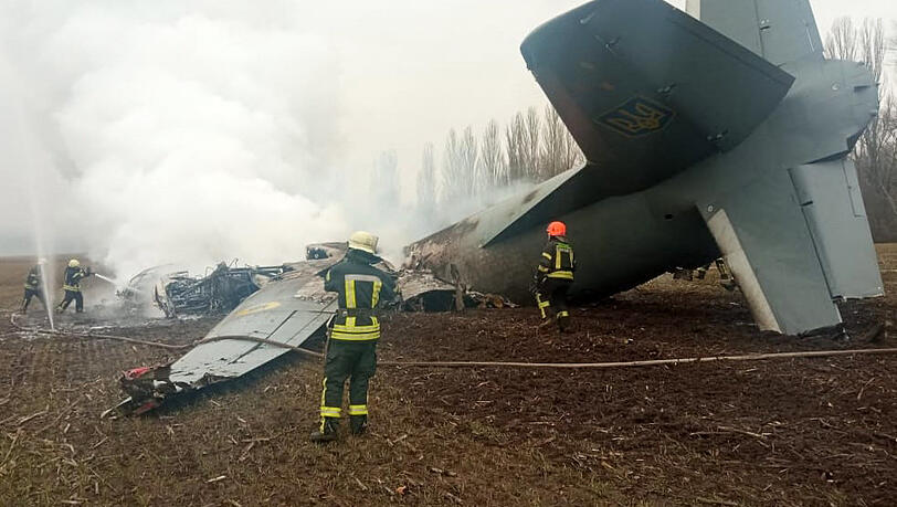 Bild der Zerstörung: Rettungskräfte bergen ein Militärflugzeug im Süden von Kiew. Bild der Zerstörung: Rettungskräfte bergen ein Militärflugzeug im Süden von Kiew.