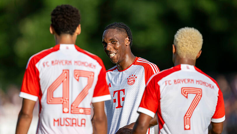 42 waren es nicht, aber 27: Der FC Bayern um Jamal Musiala, Mathys Tel und Serge Gnabry (v.l.) besiegt Rottach-Egern im Test mit 27:0.