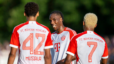 42 waren es nicht, aber 27: Der FC Bayern um Jamal Musiala, Mathys Tel und Serge Gnabry (v.l.) besiegt Rottach-Egern im Test mit 27:0.