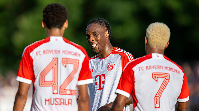 42 waren es nicht, aber 27: Der FC Bayern um Jamal Musiala, Mathys Tel und Serge Gnabry (v.l.) besiegt Rottach-Egern im Test mit 27:0.