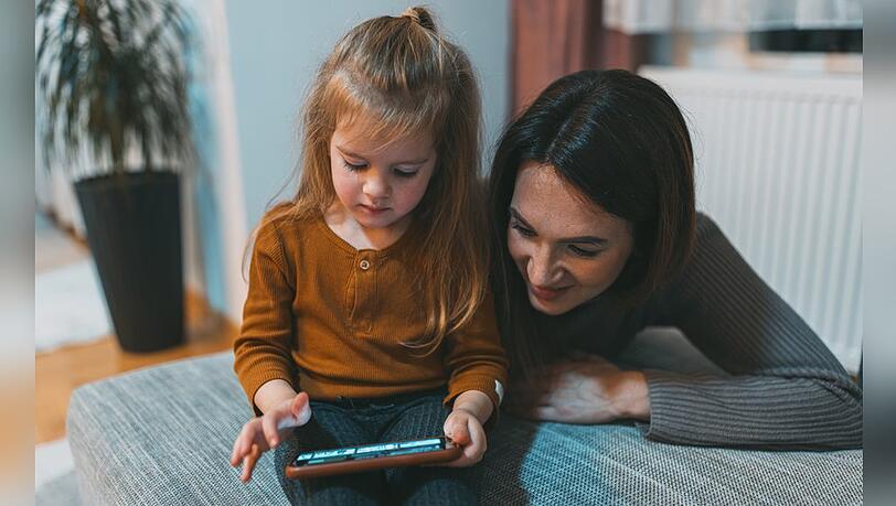 Eltern sollten gemeinsam mit ihren Kindern Medien erleben, rät die Expertin.