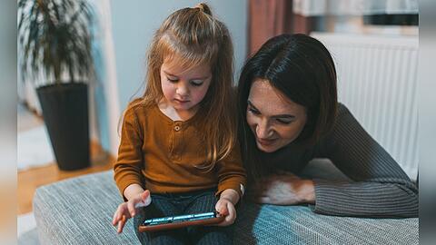 Eltern sollten gemeinsam mit ihren Kindern Medien erleben, rät die Expertin.