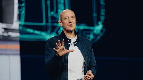 Siemens-CEO Roland Busch er&ouml;ffnet mit seiner Keynote-Ansprache die Technikmesse CES 2026 und k&uuml;ndigt mehrere Initiativen zum KI-Einsatz in der Industrie an.