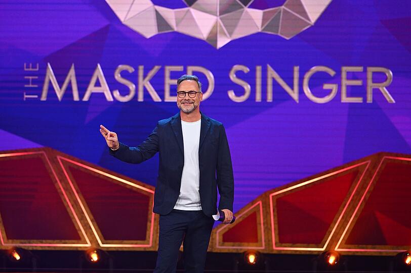 Konstante: Matthias Opdenh&ouml;vel moderiert auch die 13. Staffel von "The Masked Singer".