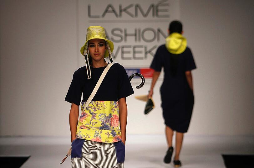 Fashion Week in der indischen Hafenmetropole Mumbai: Manche Kreationen sehen aus, als kämen sie von einem anderen Planeten. Der Stil bewegt sich in gewagter Weise zwischen Lady Gaga, Star Wars und Minnie Maus.