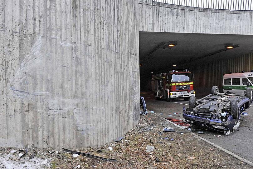 Die Spuren des Aufpralls sind deutlich zu erkennen. Am Montagabend starb der dritte Insasse an seinen schweren Kopfverletzungen