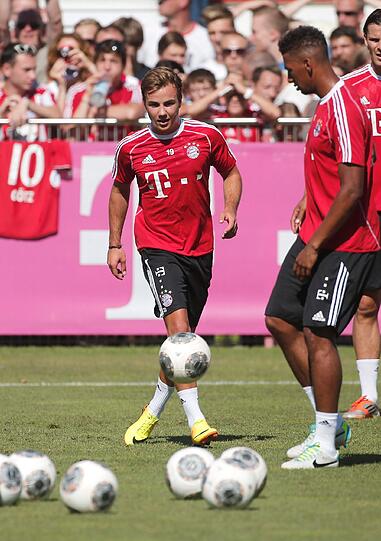Sehen Sie hier weitere Bilder vom ersten Mannschaftstraining mit Mario Götze.