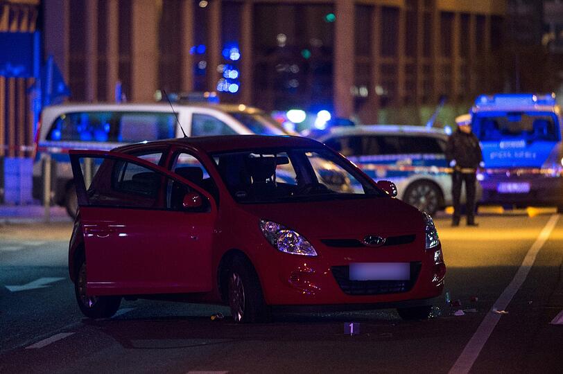 Zwei mutmaßliche Kriminelle wollten sich einer Festnahme entziehen und hatten bei der Flucht einen Polizisten schwer verletzt. Die Polizei eröffnete daraufhin das Feuer.