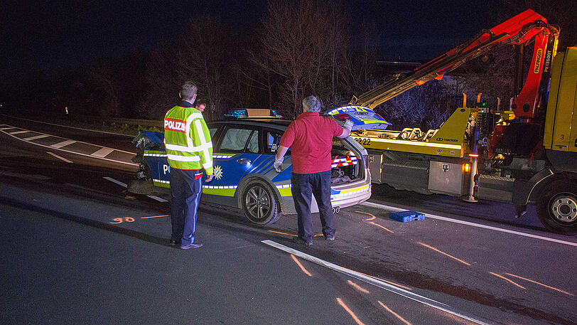 Ein Trümmerfeld auf der Staatsstraße 2245 in Zirndorf: Der Rollerfahrer starb noch vor Ort, der 30-Jährige stieß mit einem Streifenwagen zusammen, der gerade auf Einsatzfahrt war. Die Bilder.