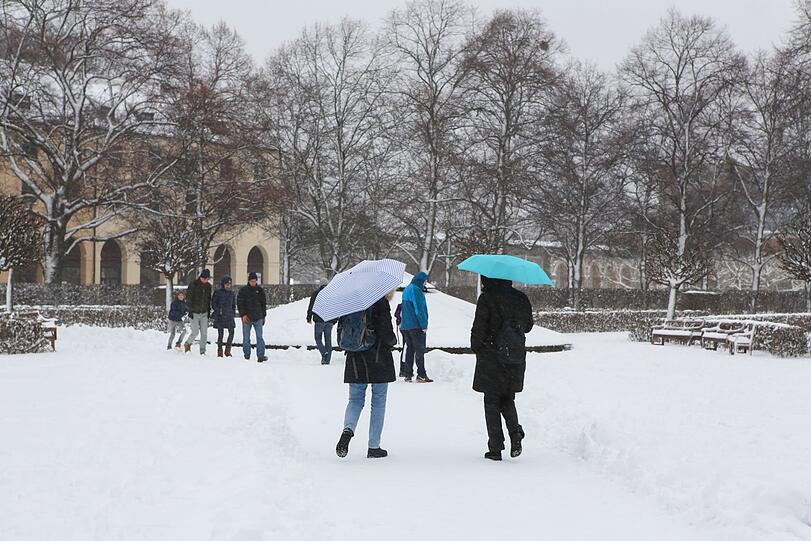 Spaziergänger im Hofgarten.