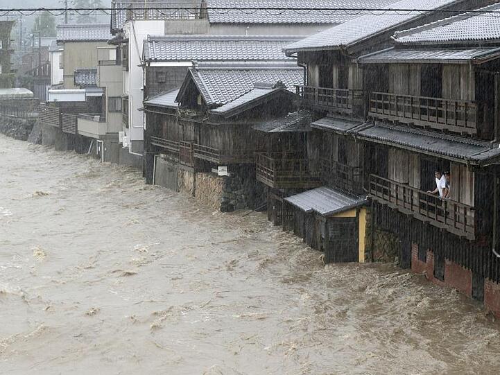 Das Hochwasser eines Flusses überschwemmt den Ort Ise.
