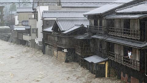 Das Hochwasser eines Flusses überschwemmt den Ort Ise.