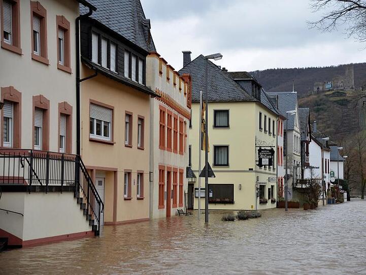 Das Hochwasser der Mosel steht in Bernkastel-Kues bis an die Hauswände.