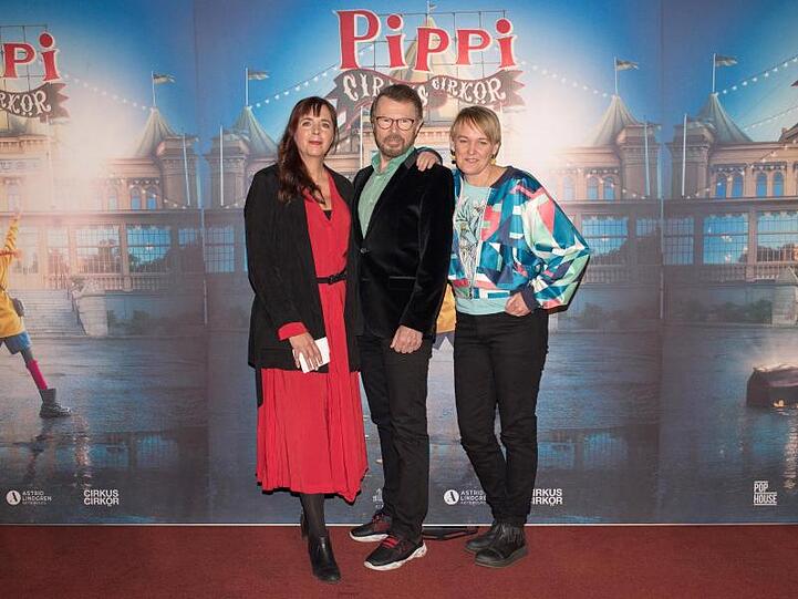 Björn Ulvaeus (M) stellt mit Tilde Björfors (l) und Maria Blom (r) eine musikalische Zirkusveranstaltung "Pippi paa cirkus" (Pippi im Zirkus) vor.