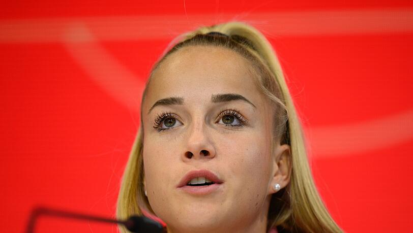Nationalspielerin Giulia Gwinn bei einer Pressekonferenz.
