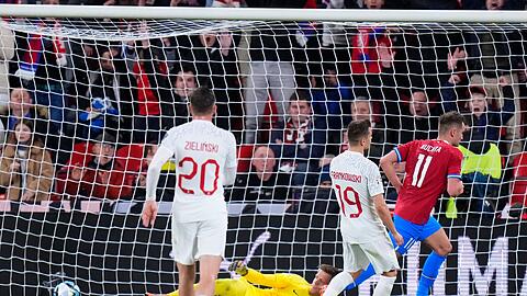 Jan Kuchta (r) erzielte Tschechiens 3:0 gegen Polen.