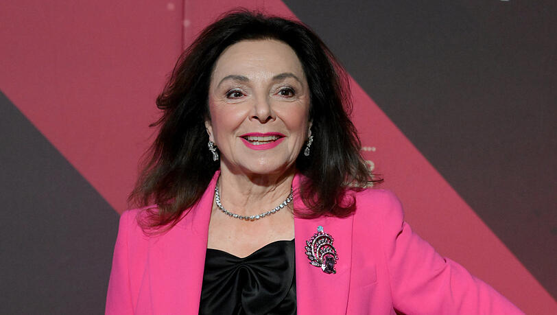 Strahlend in Pink: Uschi D&auml;mmrich von Luttitz bei der diesj&auml;hrigen Verleihung des Bayerischen Filmpreises in M&uuml;nchen.