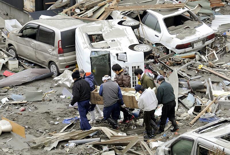 Japan: Erdbeben, Tsunami, Angst vor Atom-Gau - ein Land liegt in Trümmern. Die Bilder