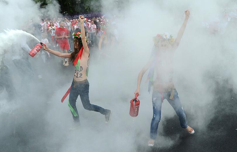Bereits zum Auftaktspiel der Fußball-Europameisterschaft hatten Aktivistinnen der Gruppe Femen in Warschau halbnackt gegen Sextourismus demonstriert - die Bilder.