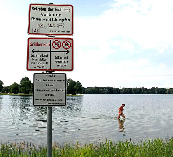 Der Feringasee: Das Schild unten warnt vor den Zerkarien.