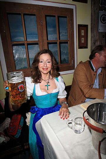 Auch am feiern sind Vicky Leandros...