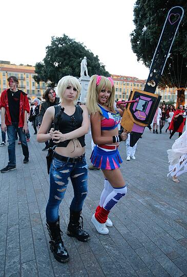 Siehe da: Auch im sexy Sportdress treten manche Teilnehmer der Zombie-Parade auf.