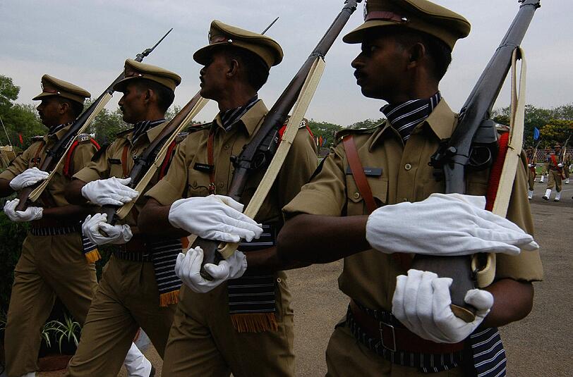 Weil zwei Polizisten in Indien ihre Uniform gegen Kostüme aus Bollywood-Filmen getauscht haben, wurden sie vom Dienst suspendiert.