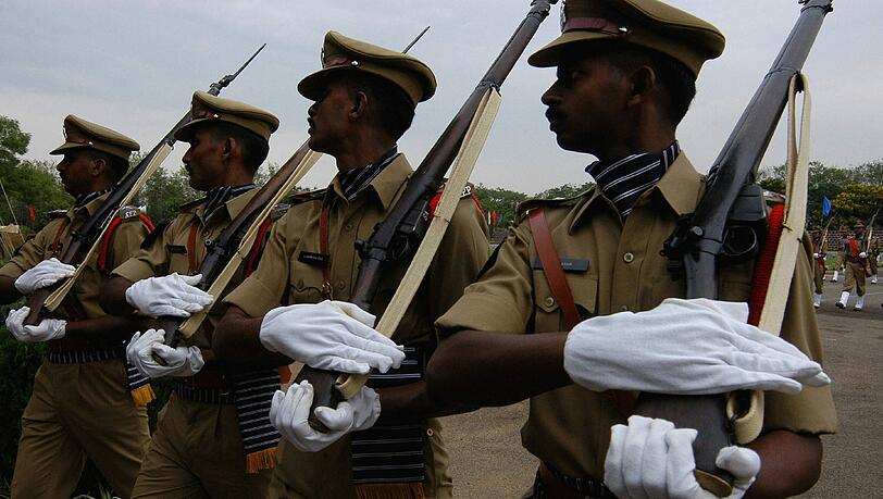 Weil zwei Polizisten in Indien ihre Uniform gegen Kostüme aus Bollywood-Filmen getauscht haben, wurden sie vom Dienst suspendiert. Weil zwei Polizisten in Indien ihre Uniform gegen Kostüme aus Bollywood-Filmen getauscht haben, wurden sie vom Dienst suspendiert.