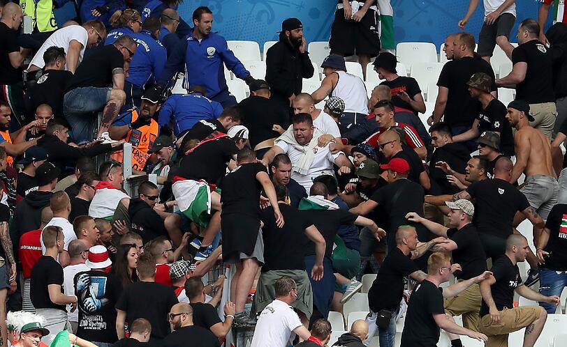 Auch vor dem Spiel zwischen Ungarn und Island kommt es zu Krawallen auf der Tribüne.