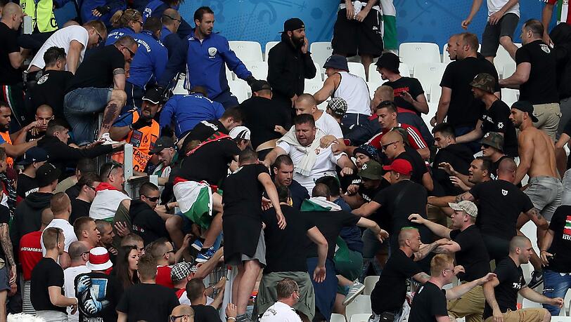 Auch vor dem Spiel zwischen Ungarn und Island kommt es zu Krawallen auf der Tribüne. Auch vor dem Spiel zwischen Ungarn und Island kommt es zu Krawallen auf der Tribüne.