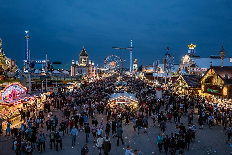 Einfach schön: der Blick auf die Wirtsbudenstraße zur Blauen Stunde.
