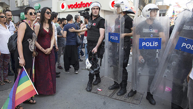 Teilnehmer der Gay Pride Parade in Istanbul stehen den Polizisten gegenüber.