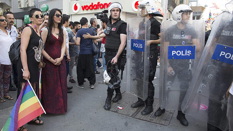 Teilnehmer der Gay Pride Parade in Istanbul stehen den Polizisten gegenüber. Teilnehmer der Gay Pride Parade in Istanbul stehen den Polizisten gegenüber.