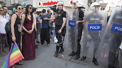 Teilnehmer der Gay Pride Parade in Istanbul stehen den Polizisten gegenüber.