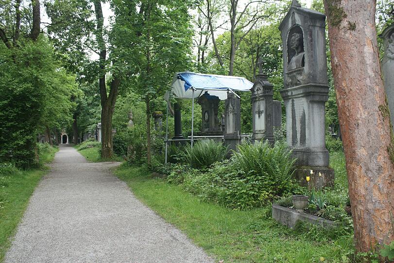Auf dem Alten Südliche Friedhof gibt es neben dem alten Schöpfbrunnen noch viele weitere Kulturdenkmäler. Die Bilder.