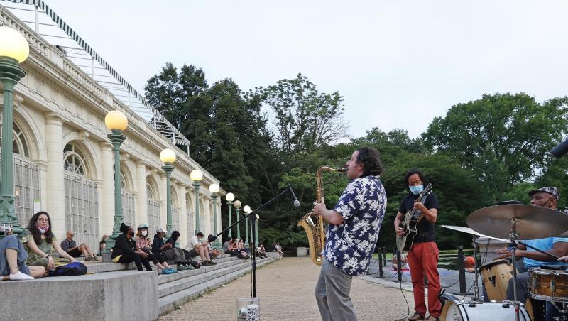 Musiker spielen an den Stufen von Brooklyns Wahrzeichen, dem Bootshaus Prospect Park. Musiker spielen an den Stufen von Brooklyns Wahrzeichen, dem Bootshaus Prospect Park.