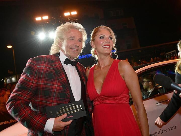 Thomas Gottschalk hatte es nicht weit. Er wohnt in Baden-Baden und kam mit Freundin Karina Mroß zur Gala.