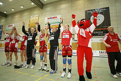 Riesenjubel bei den Club-Handballerinas: Auch dank der acht Treffer von Franzi Beck gegen den Thüringer HC.