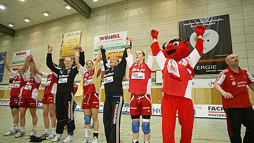 Riesenjubel bei den Club-Handballerinas: Auch dank der acht Treffer von Franzi Beck gegen den Thüringer HC. Riesenjubel bei den Club-Handballerinas: Auch dank der acht Treffer von Franzi Beck gegen den Thüringer HC.