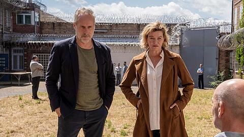 "Tatort: Leben Tod Ekstase": Paul Brix (Wolfram Koch) und Anna Janneke (Margarita Broich) sprechen im Gefängnis mit Dr. Adrian Goser (Martin Wuttke).
