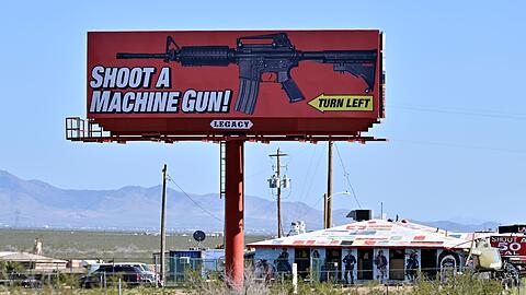 Eine Reklametafel im US-Bundesstaat Arizona wirbt für das Schießen mit einem Maschinengewehr auf einem Schießstand.