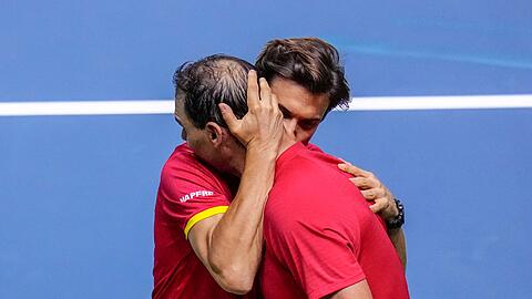 Teamchef David Ferrer tröstet Superstar Rafael Nadal nach der Niederlage in dessen letztem Spiel.