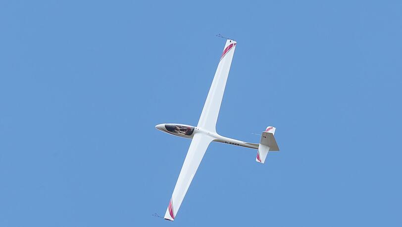 Ein Pilot musste mit seinem Segelflieger früher landen als gedacht - und wurde dabei schwer verletzt. (Symbolbild)