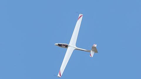 Ein Pilot musste mit seinem Segelflieger früher landen als gedacht - und wurde dabei schwer verletzt. (Symbolbild)