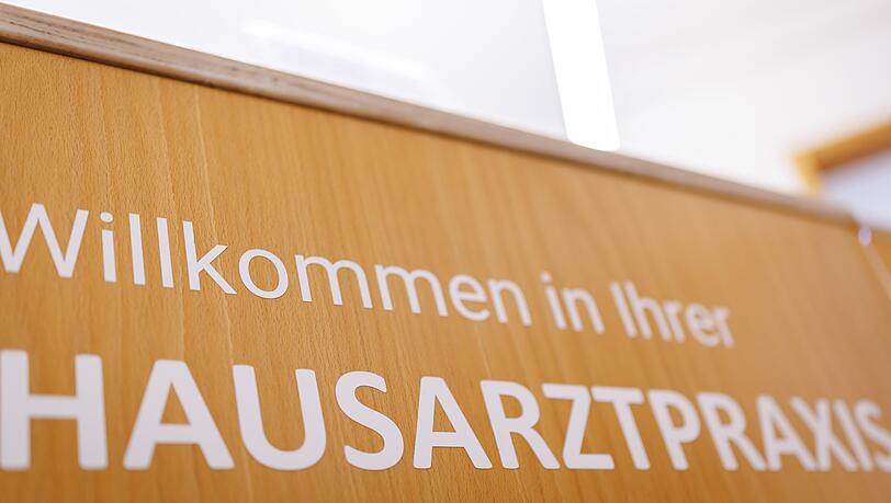 Der Vorschlag einer "Kontaktgebühr" für Arztbesuche stößt auch bei Bayerns Gesundheitsministerin Gerlach auf Kritik. (Symbolbild)