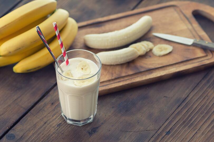 Ein leckerer Bananen-Smoothie klingt gesund, sollte aber mit Vorsicht genossen werden. F&uuml;nf reife Bananen enthalten ungef&auml;hr so viel Alkohol wie ein kleines Bier.